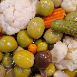 aceitunas cocktail con encurtidos