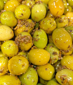 aceitunas verdes aliñadas con hierbas del mediterráneo
