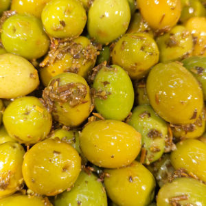 aceitunas verdes aliñadas con hierbas del mediterráneo